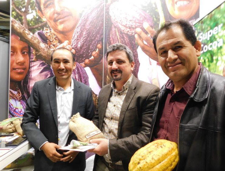 Con el representante de la Compañía KAOKA, Sebastién Balmisse, quien anunció y próximo viaje a Tocache en febrero 2020. De izq. a Der. El Representante de ASPROC, Dennis del Águila, el representante de KAOKA, Sebastien Balmisse, Toribio Juarez Presidente del Consejo de Administración de ASPROC.