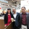 La señora Bussani representante de Bernachon quien indicó que enviaría la muestra a Daarn Mavec quien les abastece de cacao para que realice la prueba con la muestra de cacao ASPROC. De isq. A Der. Dennis del Águila de ASPROC, la señora Bussani, Toribio Juarez Trujillo, Presidente del Consejo de Administración de ASPROC.